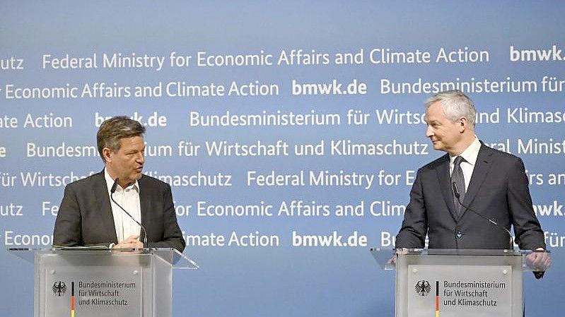 Robert Habeck und Bruno Le Maire wollen sich täglich zur Gasversorgung austauschen. Foto: Tobias Schwarz/AFP-Pool/dpa