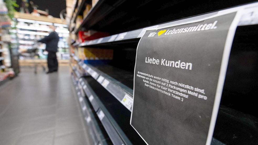 In manchen Geschäften werden die Abgabemengen für einige Lebensmittel beschränkt. Foto: Sven Hoppe/DPA