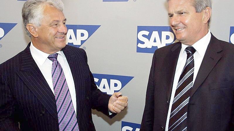 Waren vor einem halben Jahrhundert bei der SAP-Gründung dabei: Hasso Plattner (l) und Dietmar Hopp. Foto: Ronald Wittek/dpa