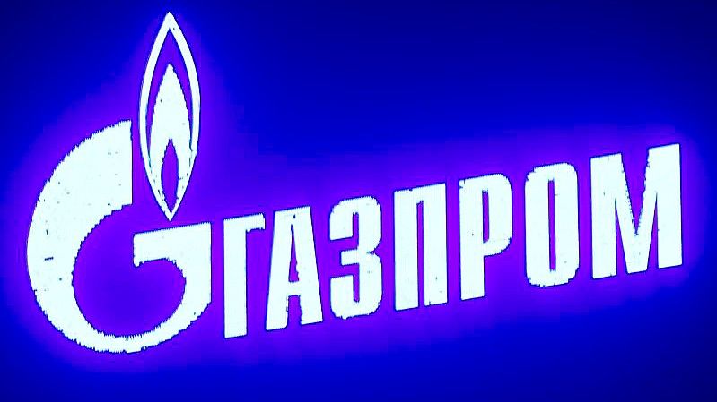 Das Logo des Energiekonzerns Gazprom auf einer Anlage des russischen Staatskonzerns in St. Petersburg. Foto: Stringer/dpa