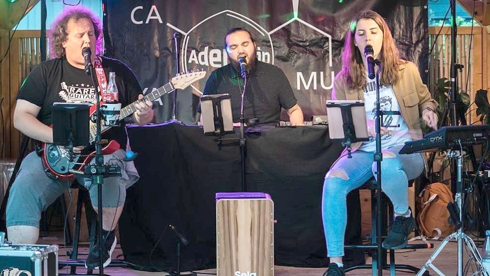Uwe Aden und seine Kinder Cantia und Yannec sind die Band Adenalin. Das Familien-Trio tritt am 28. April auf. Foto: privat