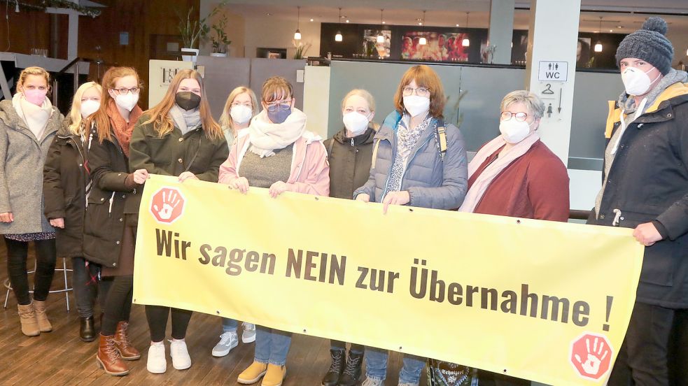 Eine Abordnung von Kita-Mitarbeitern und Eltern aus Hinte protestierte in der Auricher Stadthalle vor der Kreistagssitzung. Foto: Romuald Banik