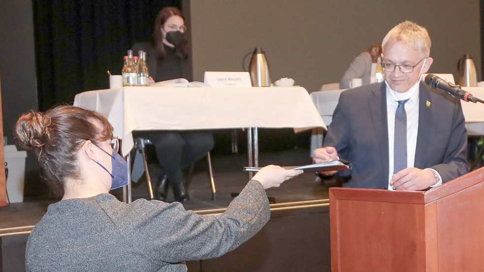 Tessa Duve-Nanninga überreichte Landrat Olaf Meinen die Unterlagen zur Petition gegen die Kita-Übernahme. Foto: Romuald Banik