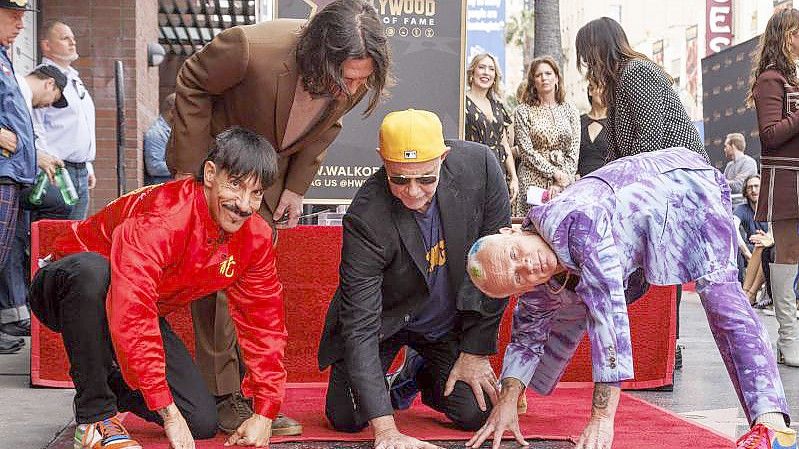 Anthony Kiedis (von links), Flea, John Frusciante und Chad Smith von den Red Hot Chili Peppers freuen sich über ihren Stern. Foto: Willy Sanjuan/Invision via AP/dpa