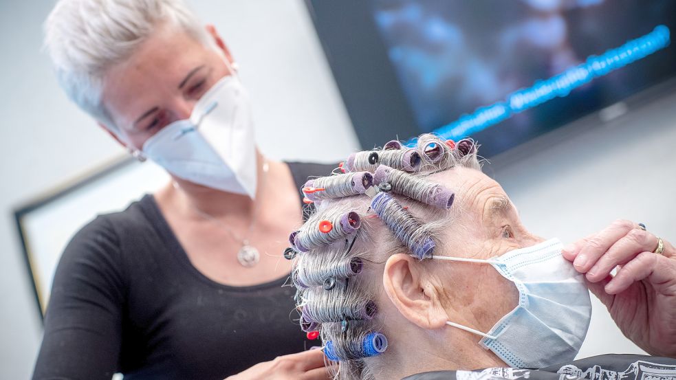Mit Maske oder ohne: In einigen Friseursalons in Aurich dürfen das die Kunden ab Montag selbst entscheiden. Foto: DPA