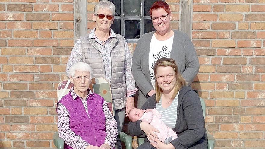 Fünf Generationen: Baby Milla ist vier Wochen alt, Ur-Ur-Oma Herta Lorenzen (vorne links) wird bald 95. Foto: Phil Conradt