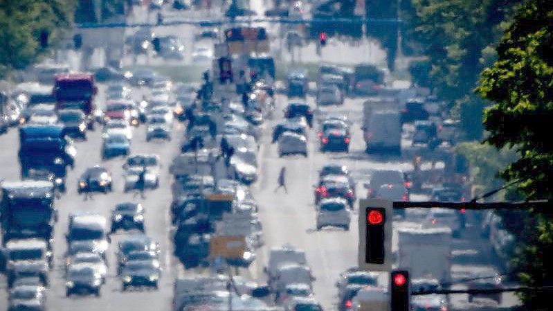 Autos, Lkw, Lieferfahrzeuge und verstopfte Straßen: Wer in der Stadt lebt, kann meist keine saubere Luft atmen. Foto: Michael Kappeler/dpa