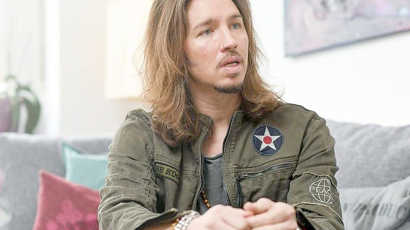 Gil Ofarim hatte Anfang Oktober 2021 ein Video vor dem Hotel in Leipzig aufgenommen und darin gesagt, dass ihn ein Mitarbeiter aufgefordert habe, seine Kette mit Davidstern abzunehmen. Foto: Tobias Hase/dpa