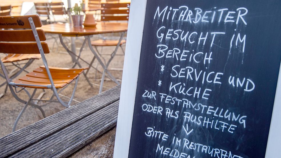 Auf einer Tafel vor einem Restaurant wird nach Mitarbeitern für den Service- und Küchenbereich gesucht. Foto: DPA