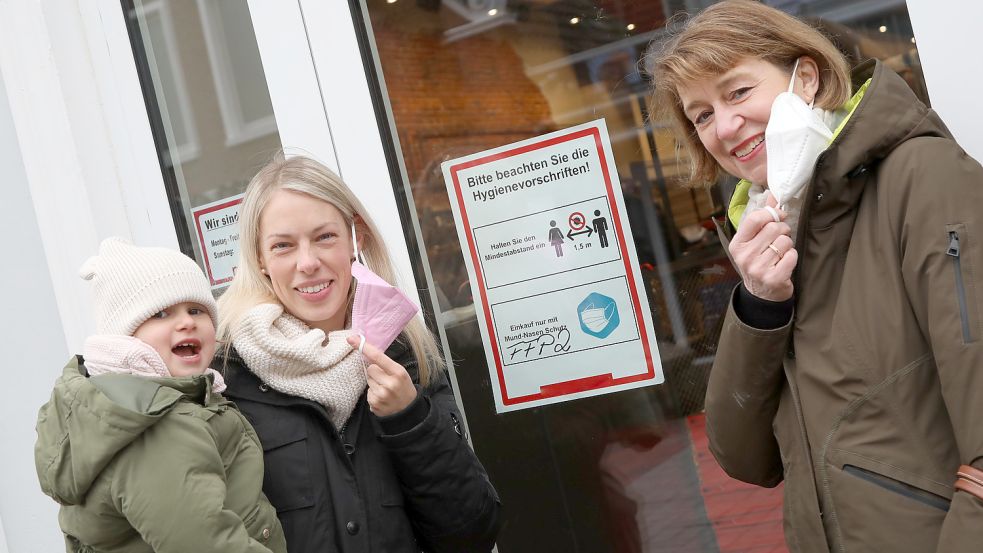 Die zweijährige Leefke (von links) mit Mutter Annika Triebe und Großmutter Eleonore Triebe vor einem Geschäft in der Auricher Innenstadt. Foto: Romuald Banik