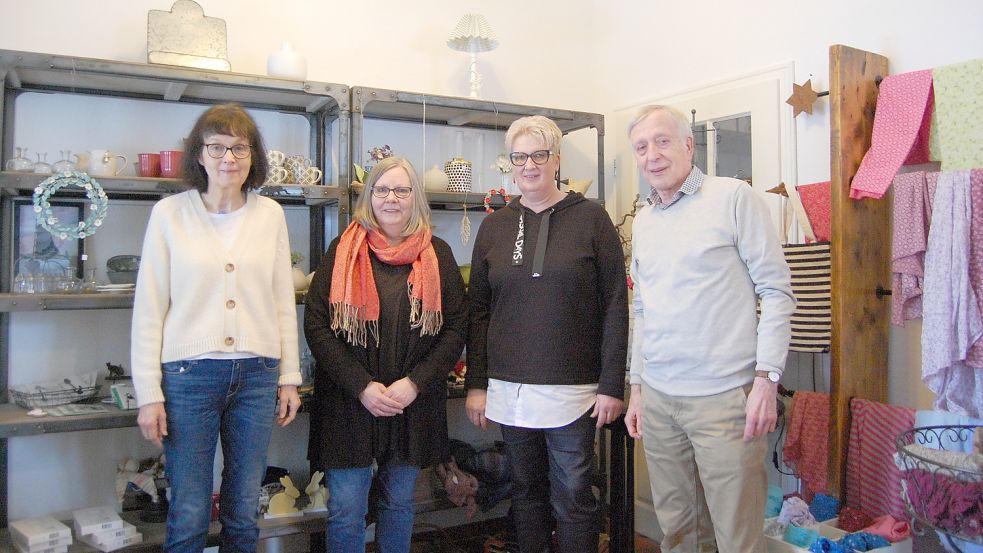 Sind heiß auf den Neustart nach zwei schwierigen Jahren: Anna Buttjer (von links), Dagmar Brüdigam, Irmgard Reuter und Bernd Buttjer vom Klosterverein Ihlow, hier zu sehen im Klosterladen. Foto: Imke Cirksena