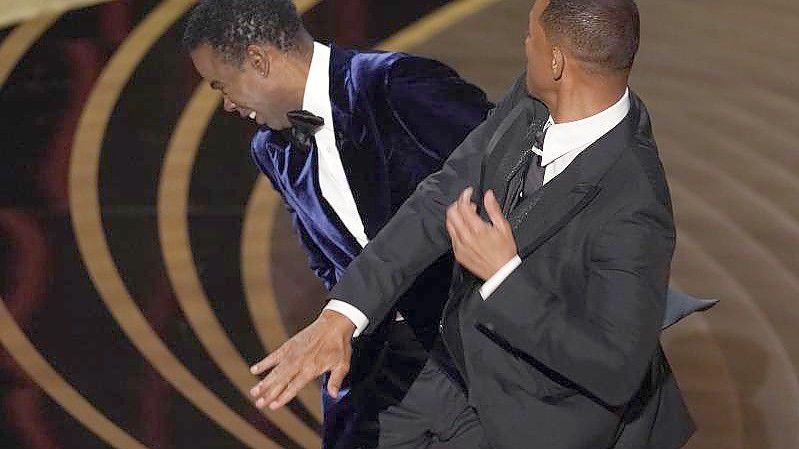 Will Smith gibt Chris Rock eine schallende Ohrfeige. Foto: Chris Pizzello/Invision/AP/dpa