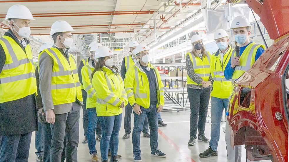 In der neuen Montagehalle 20 ließen sich Konzern- und Markenvorstände sowie Betriebsratsvertreter aus Wolfsburg von den Vorbereitungen für den Elektro-SUV ID 4 berichten.