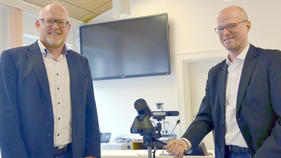 Der Richter als Kameramann: Der Auricher Sozialgerichts-Direktor Peter Nippen (rechts) und Pressesprecher Oliver Garrels mit der neuen Ausrüstung im Verhandlungssaal. Foto: Aiko Recke