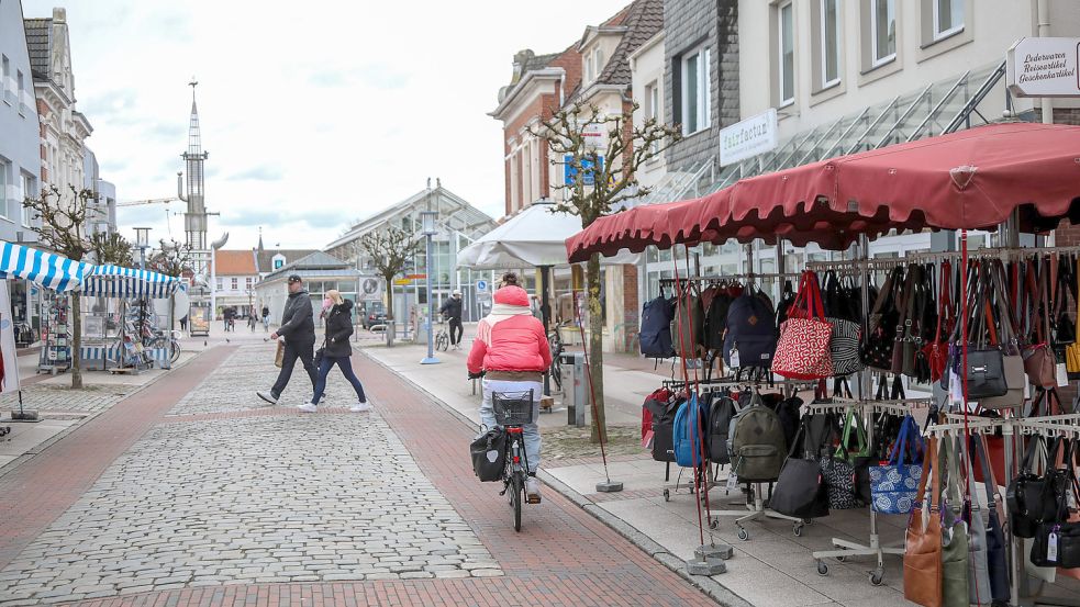 Diese Frau passiert für das Foto der ON die Norderstraße mit dem Fahrrad – und trifft dabei auf Fußgänger. Foto: Romuald Banik