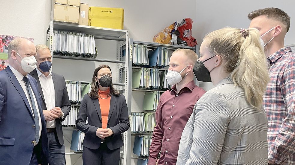 Finanzminister Reinhold Hilbers informierte sich in Aurich über die Ausbildung bei der Landesbehörde NLBV. Foto: NLBV