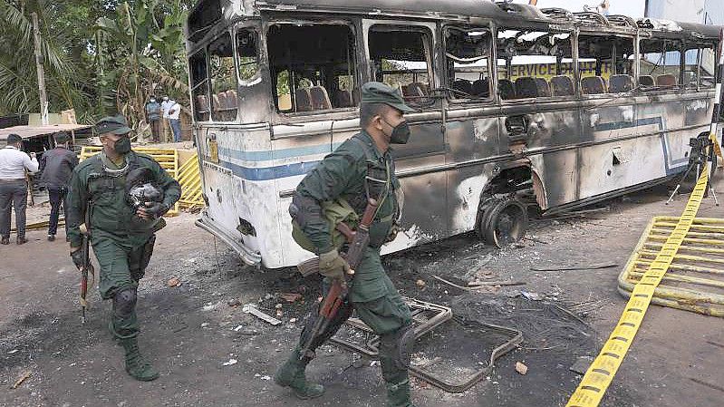 Soldaten in der Nähe des Wohnorts von Präsident Gotabaya Rajapaksa, wo es zu Ausschreitungen gekommen ist. Foto: Eranga Jayawardena/AP/dpa