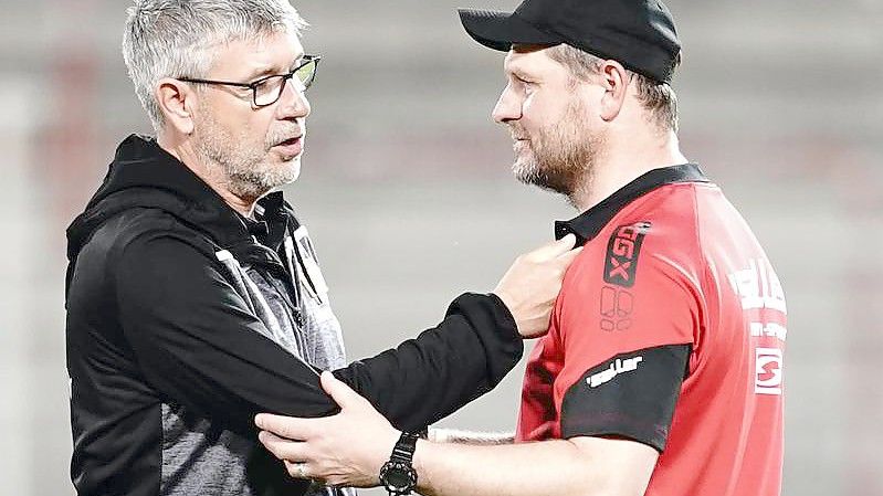 Haben viele Startelf-Anderungen bei ihren Teams vorgenommen: Berlins Trainer Urs Fischer (l) und Paderborns Trainer Steffen Baumgart. Foto: Kay Nietfeld/dpa