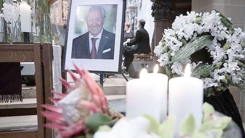 Ein Porträt des verstorbenen Gründers der Björn Steiger Stiftung, Siegfried Steiger, steht bei der Trauerfeier in der Schlosskirche. Foto: Bernd Weißbrod/dpa