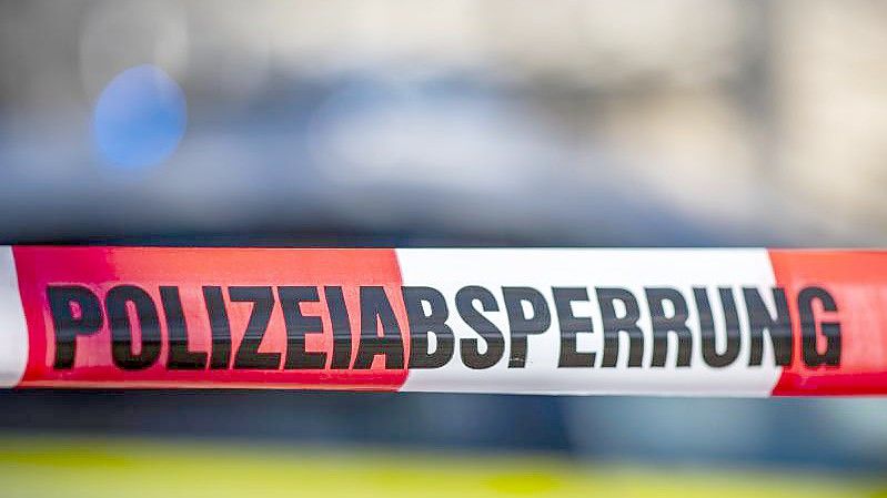 Das Symbolbild zeigt ein Absperrband der Polizei. Foto: David Inderlied/dpa/Illustration