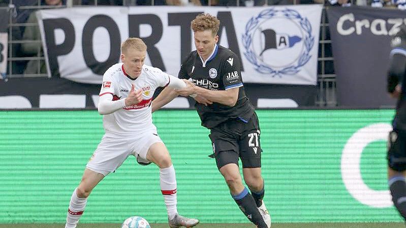 Stuttgarts Chris Führich (l) schirmt den Ball gegen Bielefelds Cedric Brunner ab. Foto: Friso Gentsch/dpa