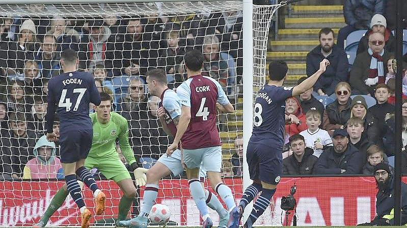 Ilkay Gundogan (r) von Manchester City schießt den Ball zum zwischenzeitlichen 2:0 ins Tor. Foto: Rui Vieira/AP/dpa