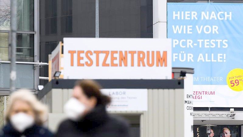 Ein Corona-Testzentrum in Hannover wirbt für PCR-Tests. Foto: Julian Stratenschulte/dpa
