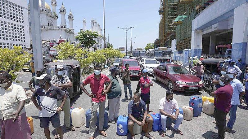 Menschen blockieren den Verkehr, während sie in der Nähe einer Tankstelle Diesel verlangen. Um weitere Proteste, wie in den vergangenen Tagen, zu verhindern, hat die Regierung, die sozialen Netzwerke gesperrt. Foto: Eranga Jayawardena/AP/dpa