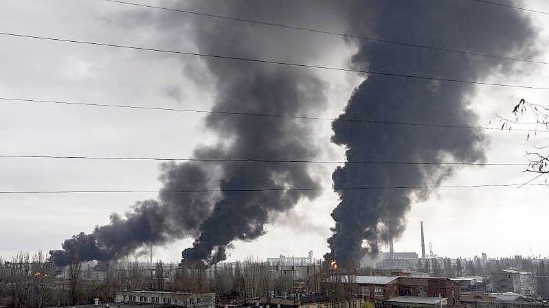 Rauch steigt in die Luft, nachdem Odessa beschossen wurde. Russland hat berichtet, von Schiffen und Flugzeugen aus seien Raketen auf eine Ölraffinerie und drei Treibstofflager abgefeuert worden. Foto: Petros Giannakouris/AP/dpa