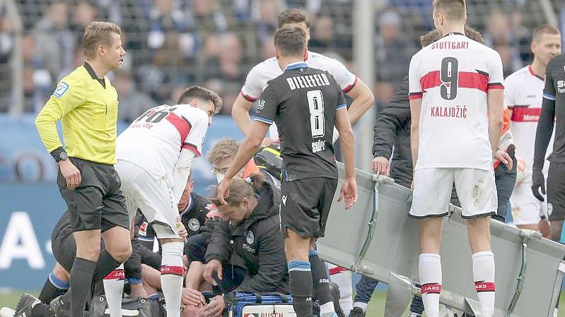 Der Bielefelder Fabian Klos wird auf dem Platz behandelt. Foto: Friso Gentsch/dpa