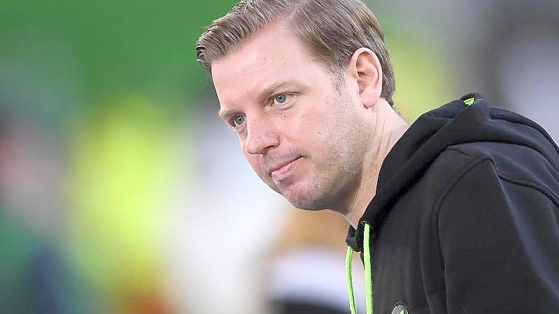 Wolfsburgs Trainer Florian Kohfeldt darf nach seiner Corona-Infektion am Sonntag noch nicht ins Stadion. Foto: Swen Pförtner/dpa