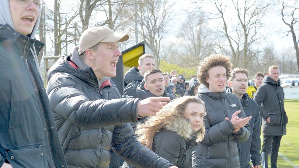 Fans und Spieler des SV Wallinghausen fieberten am Spielfeldrand um die Teilnahme ihrer Mannschaft an der Aufstiegsrunde.
