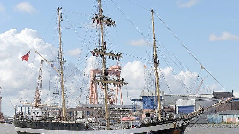 Schüler hängen in den Masten des Großseglers „Pelican of London“ beim Einlaufen in den Hafen. Foto: Michael Bahlo/dpa