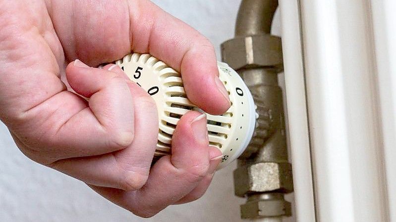 Eine Person dreht am Thermostat einer Heizung in einer Wohnung. Mieter und Mieterinnen sollen die Klimaabgabe bei den Heizkosten in den meisten Fällen künftig nicht mehr alleine zahlen. Foto: Fernando Gutierrez-Juarez/dpa-Zentralbild/dpa