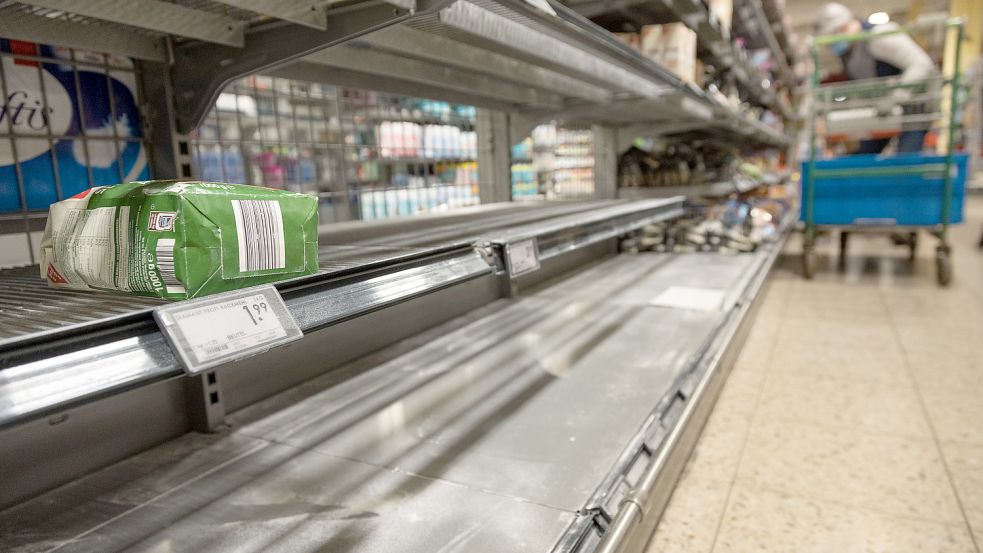 Die Regale für manche Produkte sind infolge des Ukraine-Konfliktes weitestgehend leer gekauft. Foto: DPA