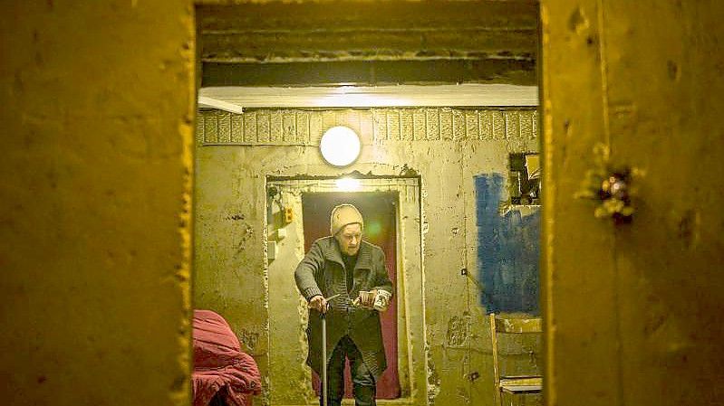 Eine ältere Frau sucht im Keller ihres Hauses in Charkiw Schutz vor dem Raketenbeschuss des russischen Militärs. Foto: Celestino Arce Lavin/ZUMA Press Wire/dpa
