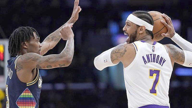 Los Angeles Lakers-Forward Carmelo Anthony (r) schützt den Ball vor Nuggets-Guard Bones Hyland. Foto: Mark J. Terrill/AP/dpa