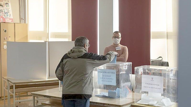 In Serbien haben am 03.04.2022 die Wahlen des Staatspräsidenten und des Parlaments begonnen. Foto: Marko Drobnjakovic/AP/dpa