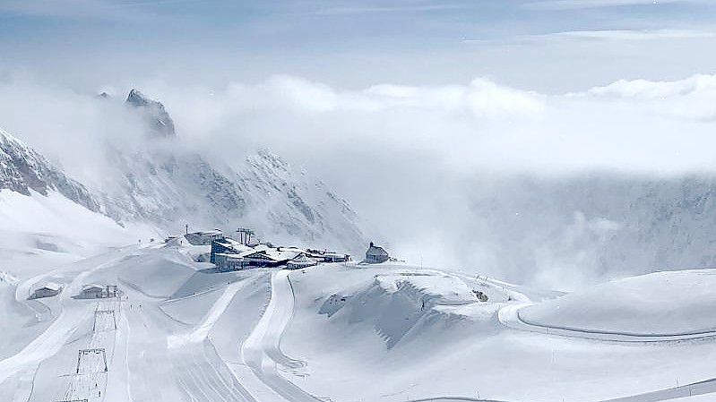 An der Zugspitze läuft der Betrieb vermutlich noch bis zum 1. Mai. Foto: -/Bayerische Zugspitzbahn /dpa