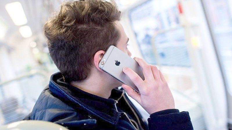 Mobilfunkkunden können im EU-Ausland ohne zusätzliche Kosten für weitere zehn Jahre anrufen, SMS-Nachrichten versenden und im Internet surfen. Foto: picture alliance / Hauke-Christian Dittrich/dpa