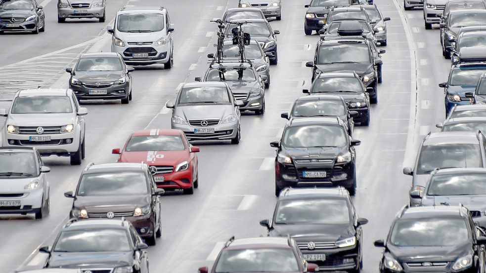 Der ADAC rechnet mit vollen Straßen zu Ostern. (Archivbild) Foto: Axel Heimken/dpa