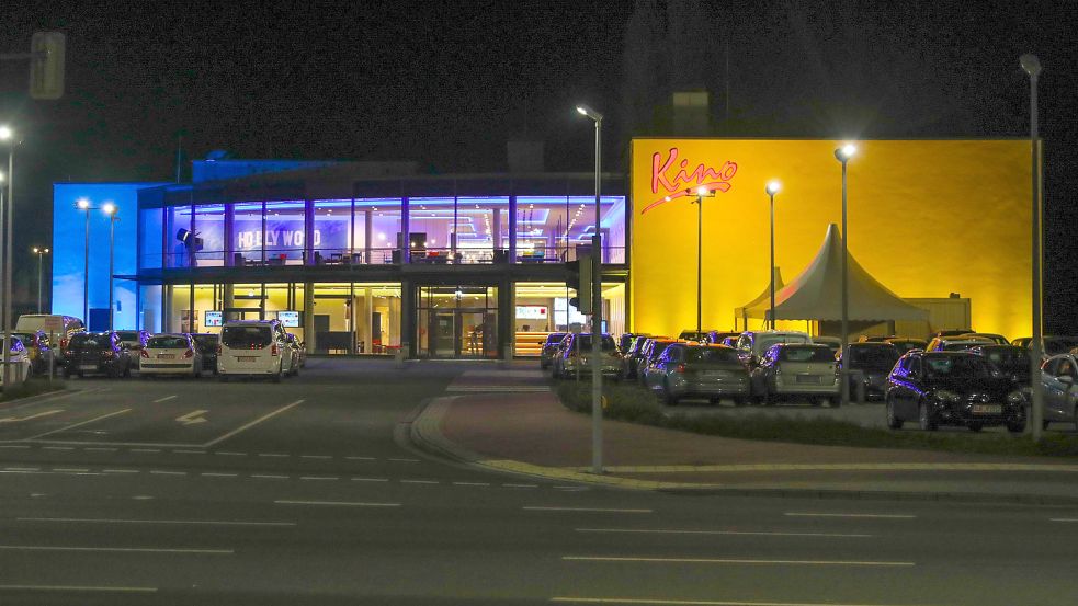 Das Kino in Aurich leuchtet in Blau und Gelb. Foto: Romuald Banik