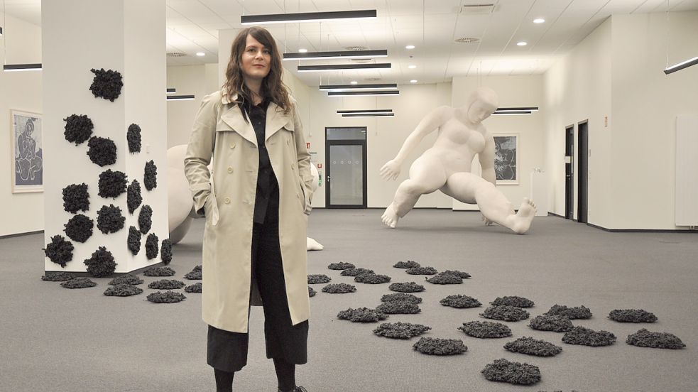 Mit ihren schwarzen Materialgüssen ist die Künstlerin Elena Greta Falcini in der Galerie vertreten. Im Hintergrund eine von zwei großen Plastiken der Hamburger Künstlerin Ellen Sturm. Foto: Fabian Lehmann