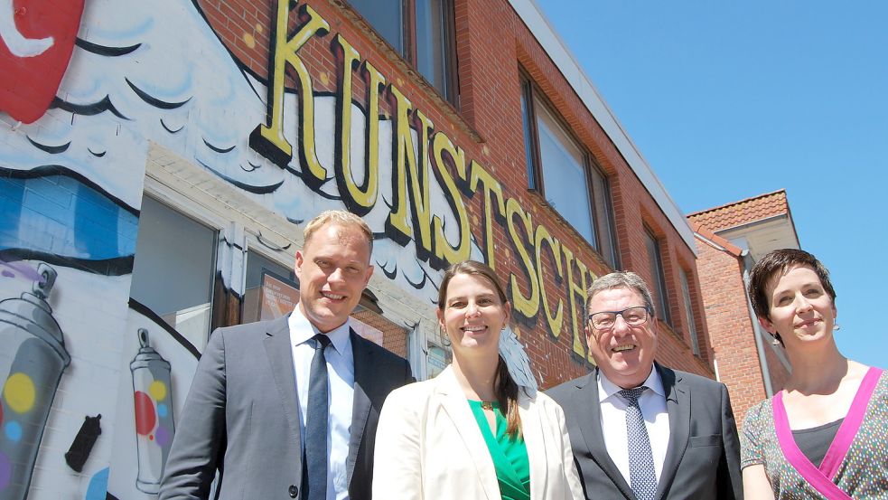 2019 überbrachte Landtagsabgeordneter Wiard Siebels (von links) den ersten Förderbescheid. Die Freude bei der damaligen Fachbereichsleiterin Irina Krantz, dem damaligen Bürgermeister Heinz-Werner Windhorst und Kunstschulleiterin Steffi Leferink war groß. Foto: Ann-Kathrin Stapf
