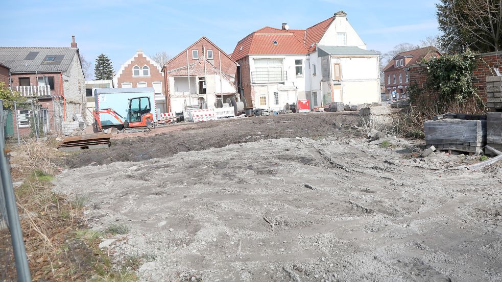 Die Rückseite der Gebäude und das Nachbarhaus wurden bereits abgerissen. Foto: Romuald Banik