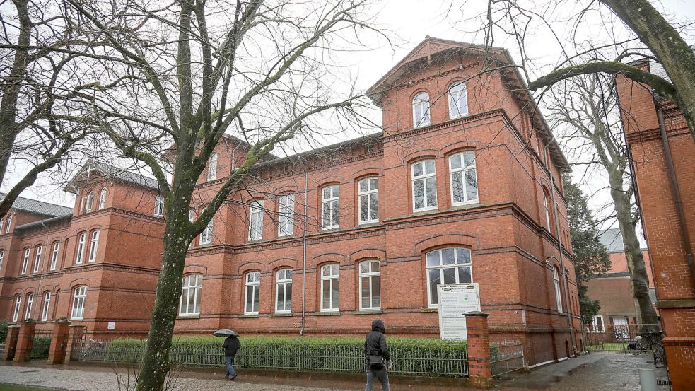 Direkt neben der Ostfriesischen Landschaft (rechts am Bildrand) befinden sich die beiden baugleichen Stadtvillen. Die rechte Stadtvilla ist als Übergangsquartier für die Kunstschule ab 2023 in Planung. Foto: Romuald Banik