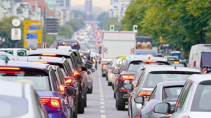 Autos stauen sich im Berufsverkehr auf dem Berliner Kaiserdamm stadteinwärts. Foto: Michael Kappeler/dpa