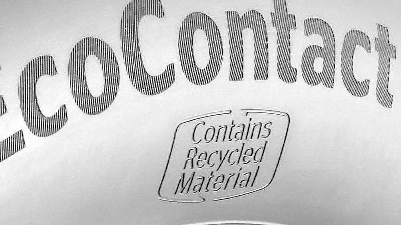 Continental verwendet jetzt auch Kunststoff aus recycelten Plastikflaschen zur Herstellung seiner Pkw-Reifen. Foto: Continental AG/dpa