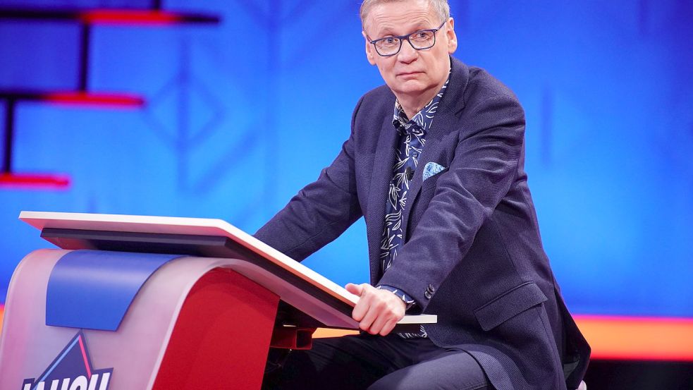 Günther Jauch stellt sich in der neuen Quiz-Show „Jauch gegen Sigl“ den Fragen von Moderator Oliver Pocher. Foto: RTL/Stefan Gregorowius