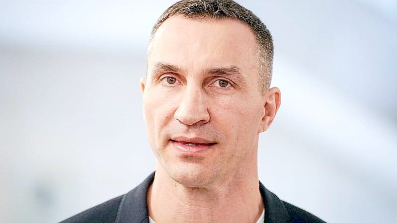 Die Boxhandschuhe von Wladimir Klitschko wurden für 4545 Euro versteigert. Foto: Kay Nietfeld/dpa